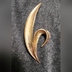 Elegant Gold-Tone Leaf Brooch
